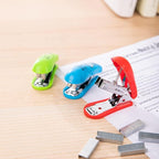 Deli e0253 mini paper stapler- assorted colors